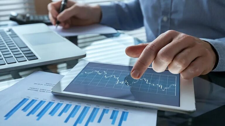 How to Choose Between Futures & Options for Your Trading Strategy